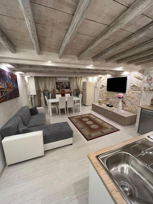 Historic Center, 800 Meters From The Trevi Fontain Appartamento